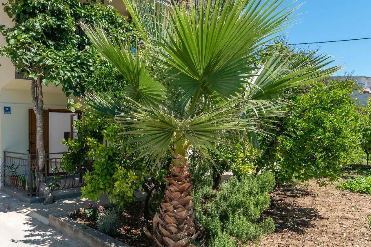 Kiwi Apartment Trogir 0*,